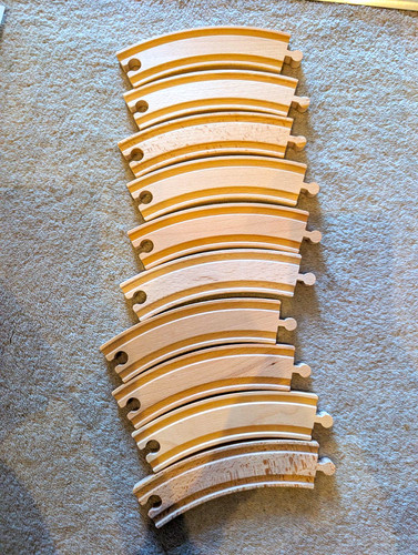 Wooden curved train - 10,